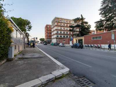 ...di fronte all�ingresso del Campus universitario di Bari 